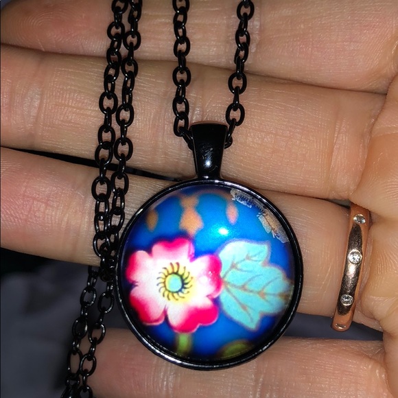 pretty things Jewelry - Pretty Flower Necklace🤑